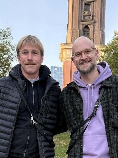 felix und robert vor dem michel mit ihren hunden